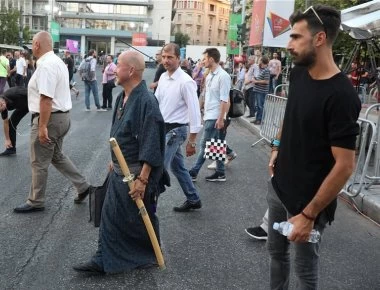 Φωτό: Ένας... «σαμουράι» στο Σύνταγμα - Λίγο πριν την oμιλία Α.Τσίπρα